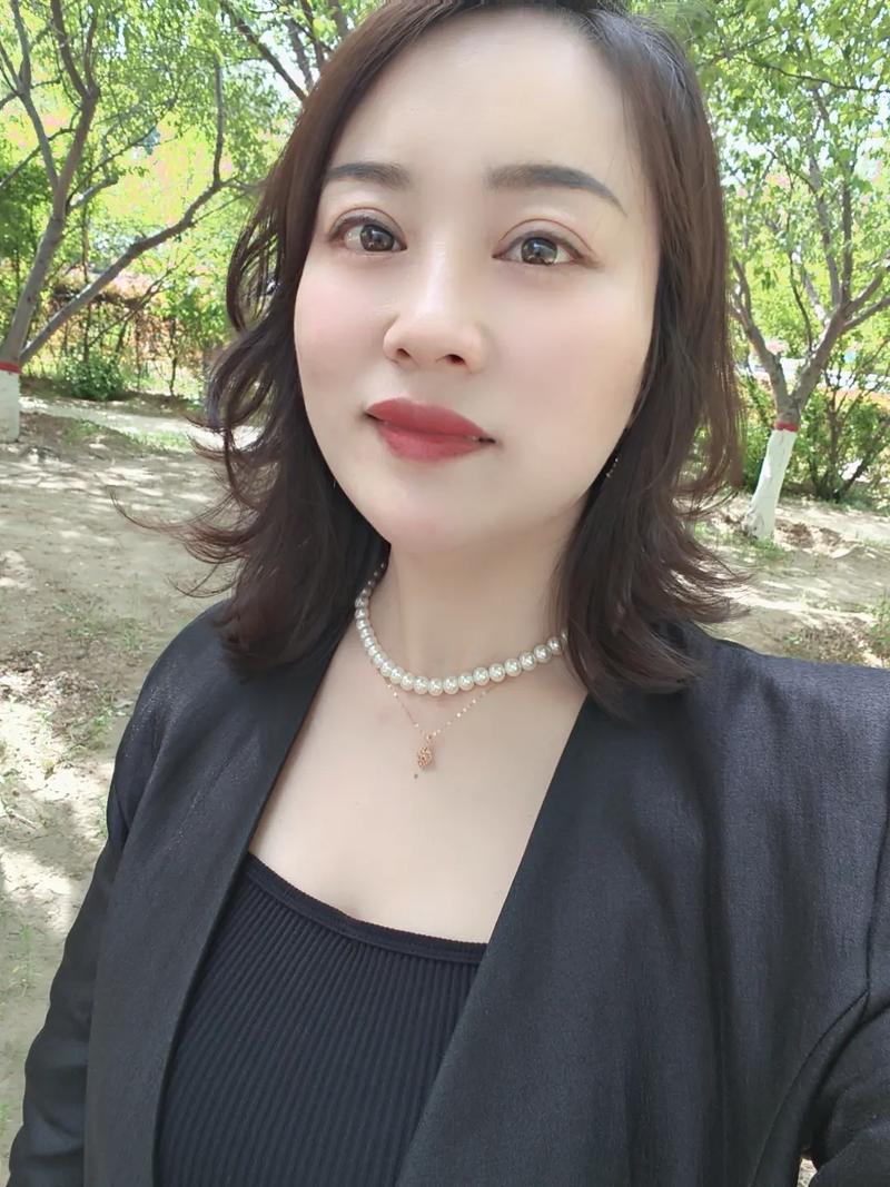 指甲上多了一条东西很久了怎么办 指甲上多了一条东西很久了怎么办