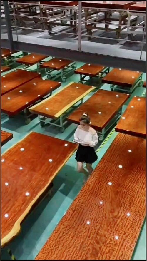 见红了肚子微痛还有多久要生 见红了肚子微痛还有多久要生