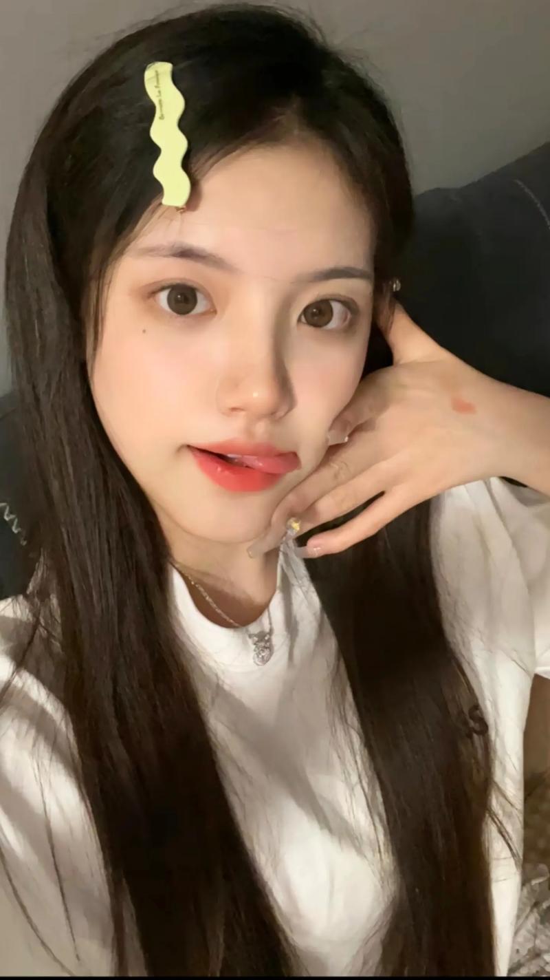 腿浮肿一按一个坑怎么回事 腿浮肿一按一个坑怎么回事