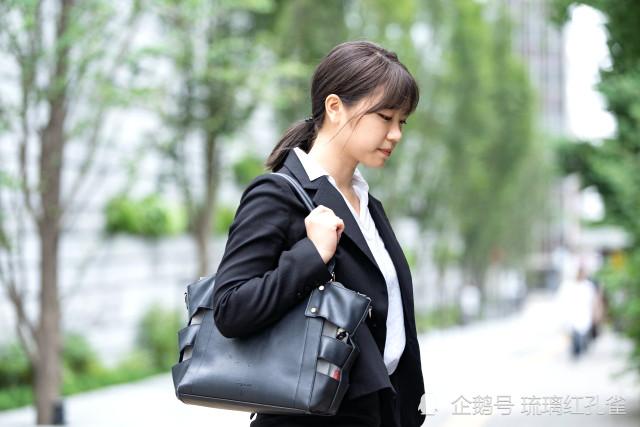 关灯看电视有害眼睛 看电视时柔和的光源最佳 关灯看电视有害眼睛 看电视时柔和的光源最佳