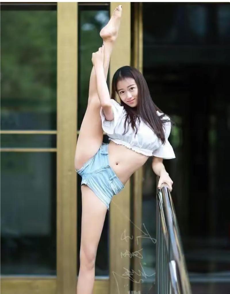 广东男子假买鞋揩油女店员监控实拍 网友怒批耍流氓 广东男子假买鞋揩油女店员监控实拍 网友怒批耍流氓